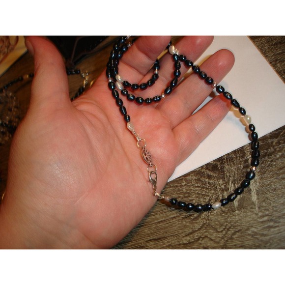 Petite Pearl triple wrap bracelet - Picture 3 of 5